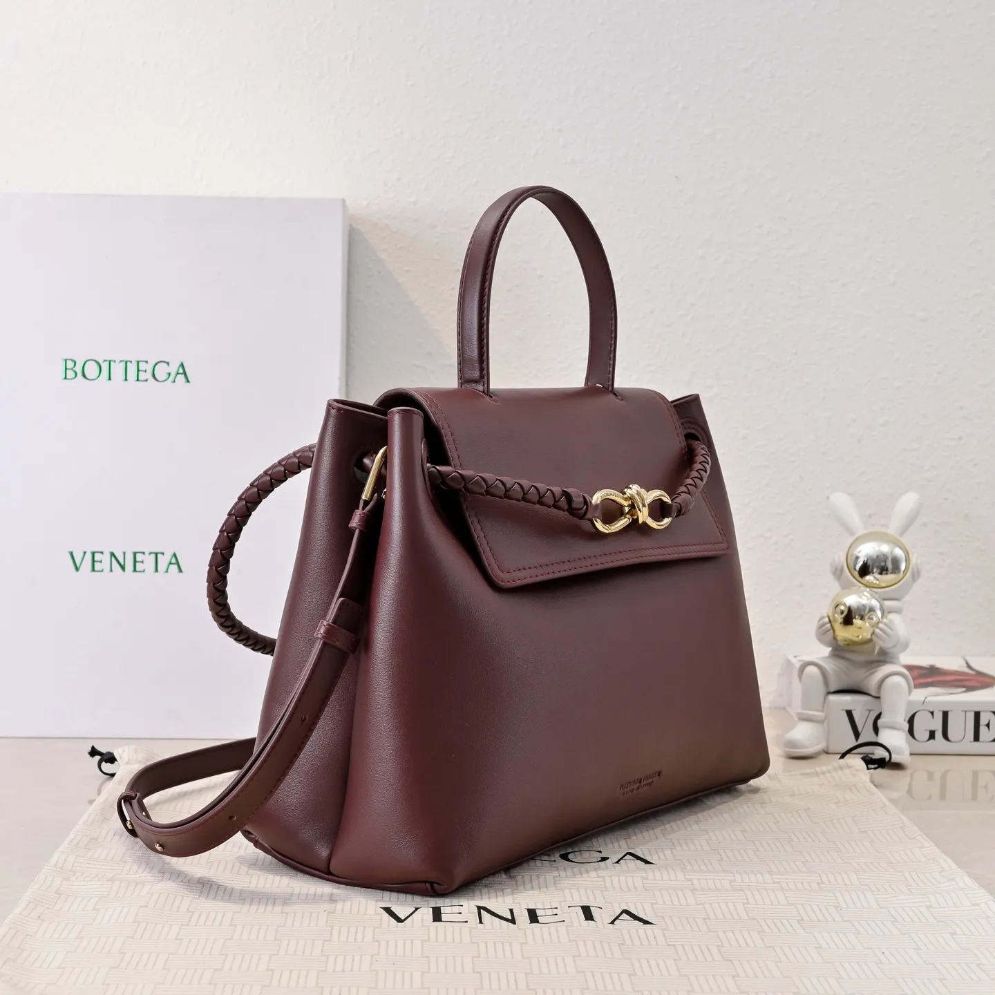 Batch 2360 #Bv New Ciao Ciao handbag Ciao Ciao means "hello" and "goodbye" in Italian, showing a relaxed and casual lifestyle ⭐️Made of Dutch Silky Calf calf leather ~ silky to the touch. The leather is thick, and the suede lining is soft and comfortable. The relaxed feeling of stacked smooth leather, the representative woven element shoulder strap, and the perfect embellishment of golden buckles 💥The bag has a unique shape, casual and exquisite, and super practical ☄️Carry Ciao Ciao to accompany you in various occasions, and be the most stylish you 🎀 Model: 7231 Size: 34x26x15